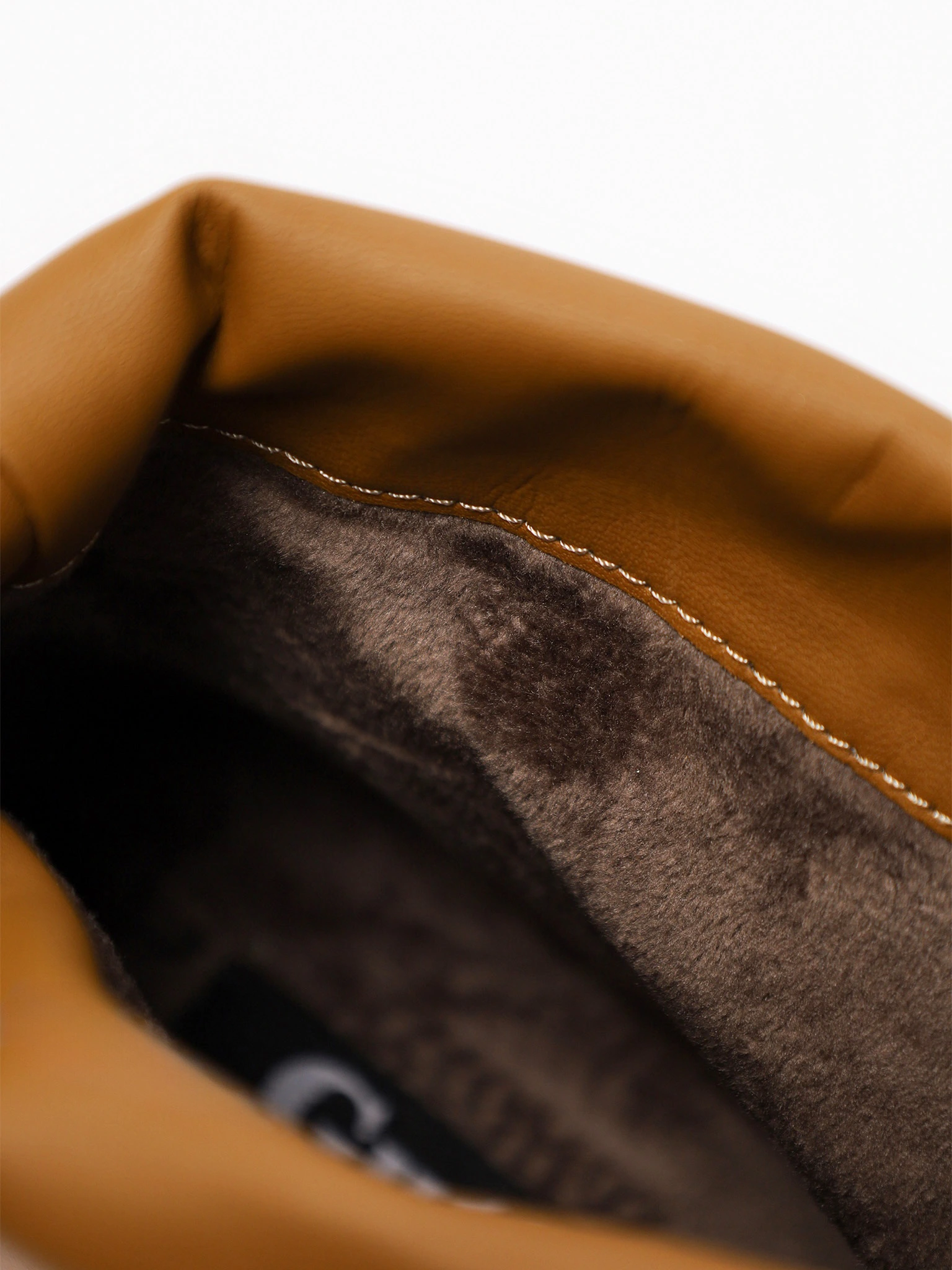 Ботинки светло-коричневого цвета на среднем каблуке